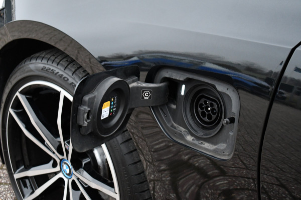 BMW 3 Serie Touring 330e M-Sport Pano ACC Trekh H/K HUD 19inch Stuurverw