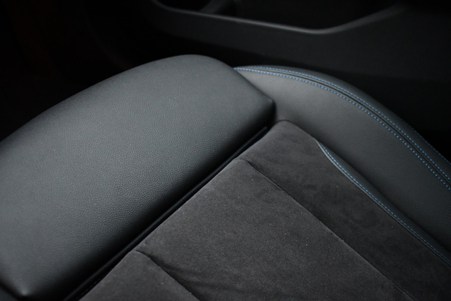 BMW 3 Serie Touring 330e M-Sport Pano ACC Trekh H/K HUD 19inch Stuurverw