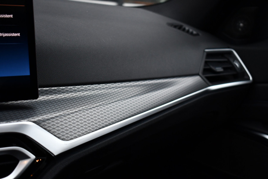 BMW 3 Serie Touring 330e M-Sport Pano ACC Trekh H/K HUD 19inch Stuurverw