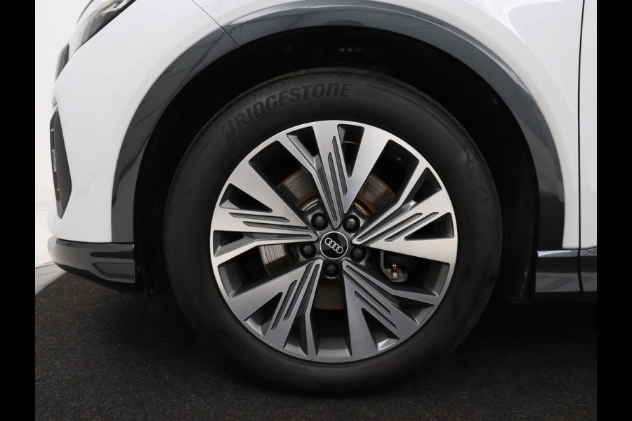Audi Q4 e-tron 35 Launch edition Advanced Plus 55 kWh | Panoramadak | Stoelverwarming | Adaptive cruise | Matrix LED | Warmtepomp | Navigatie | Carplay | Sportstoelen