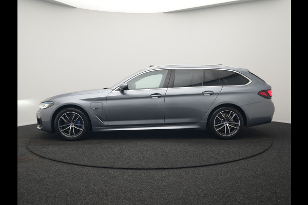 BMW 5 Serie Touring 530e xDrive M Sport Plug In Hybrid 293pk Dealer O.H. PHEV | Panodak | Head Up | Laser LED | 360 Camera | Harman & Kardon | Sfeerverlichting | Alcantara Sportstoelen Verwarmd | Keyless | Blis | Virtual | Navigatie | DAB |