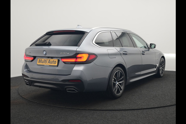 BMW 5 Serie Touring 530e xDrive M Sport Plug In Hybrid 293pk Dealer O.H. PHEV | Panodak | Head Up | Laser LED | 360 Camera | Harman & Kardon | Sfeerverlichting | Alcantara Sportstoelen Verwarmd | Keyless | Blis | Virtual | Navigatie | DAB |