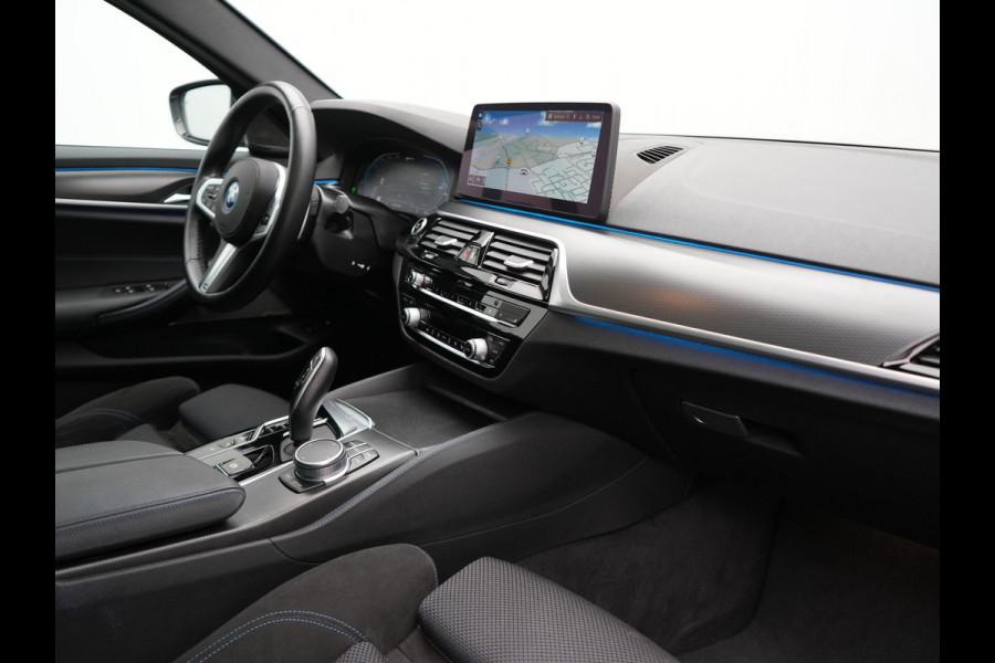 BMW 5 Serie Touring 530e xDrive M Sport Plug In Hybrid 293pk Dealer O.H. PHEV | Panodak | Head Up | Laser LED | 360 Camera | Harman & Kardon | Sfeerverlichting | Alcantara Sportstoelen Verwarmd | Keyless | Blis | Virtual | Navigatie | DAB |