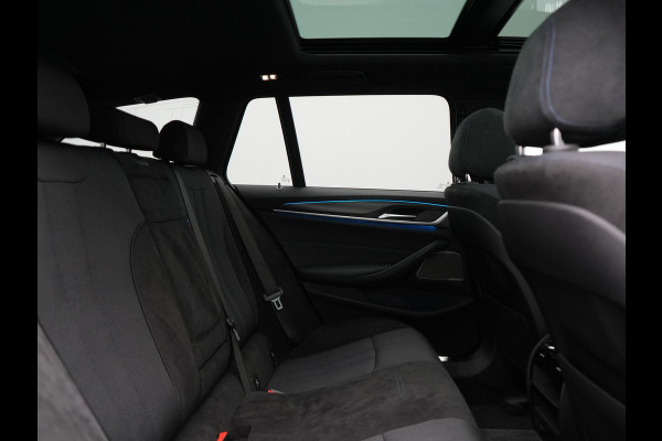 BMW 5 Serie Touring 530e xDrive M Sport Plug In Hybrid 293pk Dealer O.H. PHEV | Panodak | Head Up | Laser LED | 360 Camera | Harman & Kardon | Sfeerverlichting | Alcantara Sportstoelen Verwarmd | Keyless | Blis | Virtual | Navigatie | DAB |
