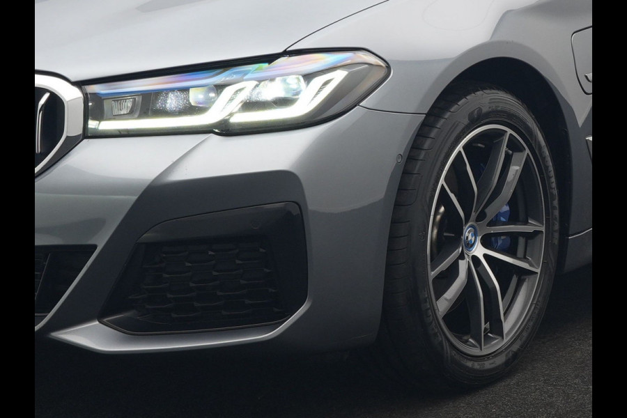 BMW 5 Serie Touring 530e xDrive M Sport Plug In Hybrid 293pk Dealer O.H. PHEV | Panodak | Head Up | Laser LED | 360 Camera | Harman & Kardon | Sfeerverlichting | Alcantara Sportstoelen Verwarmd | Keyless | Blis | Virtual | Navigatie | DAB |