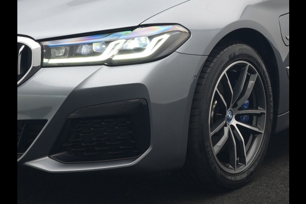 BMW 5 Serie Touring 530e xDrive M Sport Plug In Hybrid 293pk Dealer O.H. PHEV | Panodak | Head Up | Laser LED | 360 Camera | Harman & Kardon | Sfeerverlichting | Alcantara Sportstoelen Verwarmd | Keyless | Blis | Virtual | Navigatie | DAB |