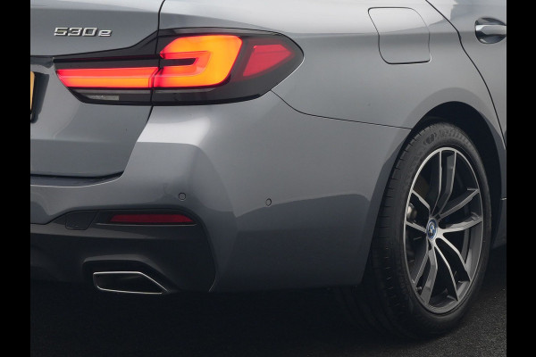 BMW 5 Serie Touring 530e xDrive M Sport Plug In Hybrid 293pk Dealer O.H. PHEV | Panodak | Head Up | Laser LED | 360 Camera | Harman & Kardon | Sfeerverlichting | Alcantara Sportstoelen Verwarmd | Keyless | Blis | Virtual | Navigatie | DAB |