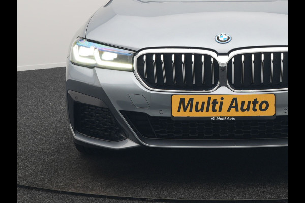 BMW 5 Serie Touring 530e xDrive M Sport Plug In Hybrid 293pk Dealer O.H. PHEV | Panodak | Head Up | Laser LED | 360 Camera | Harman & Kardon | Sfeerverlichting | Alcantara Sportstoelen Verwarmd | Keyless | Blis | Virtual | Navigatie | DAB |