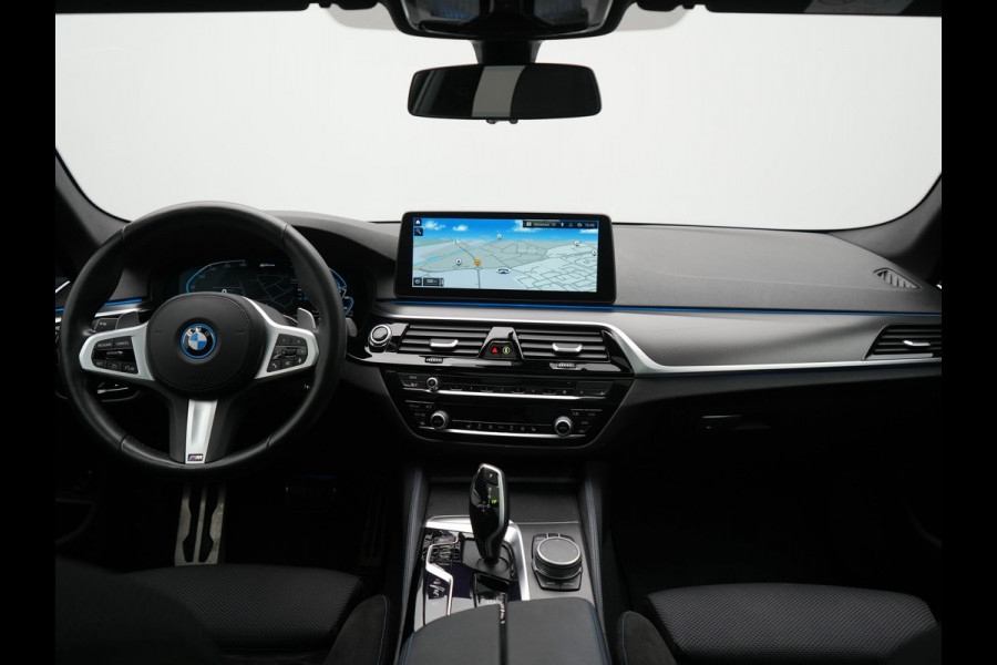 BMW 5 Serie Touring 530e xDrive M Sport Plug In Hybrid 293pk Dealer O.H. PHEV | Panodak | Head Up | Laser LED | 360 Camera | Harman & Kardon | Sfeerverlichting | Alcantara Sportstoelen Verwarmd | Keyless | Blis | Virtual | Navigatie | DAB |