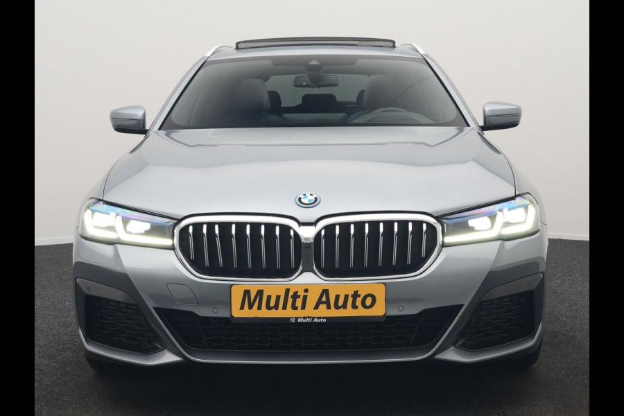 BMW 5 Serie Touring 530e xDrive M Sport Plug In Hybrid 293pk Dealer O.H. PHEV | Panodak | Head Up | Laser LED | 360 Camera | Harman & Kardon | Sfeerverlichting | Alcantara Sportstoelen Verwarmd | Keyless | Blis | Virtual | Navigatie | DAB |