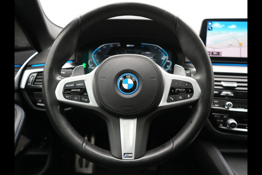 BMW 5 Serie Touring 530e xDrive M Sport Plug In Hybrid 293pk Dealer O.H. PHEV | Panodak | Head Up | Laser LED | 360 Camera | Harman & Kardon | Sfeerverlichting | Alcantara Sportstoelen Verwarmd | Keyless | Blis | Virtual | Navigatie | DAB |