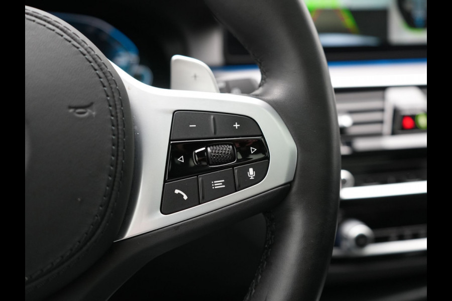 BMW 5 Serie Touring 530e xDrive M Sport Plug In Hybrid 293pk Dealer O.H. PHEV | Panodak | Head Up | Laser LED | 360 Camera | Harman & Kardon | Sfeerverlichting | Alcantara Sportstoelen Verwarmd | Keyless | Blis | Virtual | Navigatie | DAB |