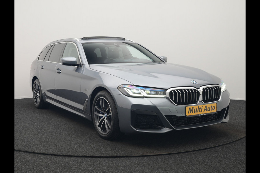 BMW 5 Serie Touring 530e xDrive M Sport Plug In Hybrid 293pk Dealer O.H. PHEV | Panodak | Head Up | Laser LED | 360 Camera | Harman & Kardon | Sfeerverlichting | Alcantara Sportstoelen Verwarmd | Keyless | Blis | Virtual | Navigatie | DAB |