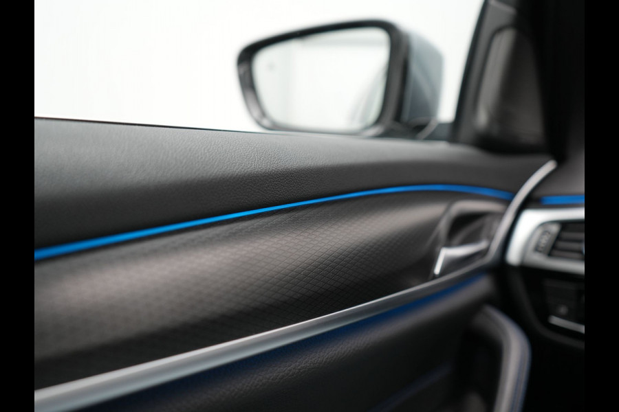 BMW 5 Serie Touring 530e xDrive M Sport Plug In Hybrid 293pk Dealer O.H. PHEV | Panodak | Head Up | Laser LED | 360 Camera | Harman & Kardon | Sfeerverlichting | Alcantara Sportstoelen Verwarmd | Keyless | Blis | Virtual | Navigatie | DAB |