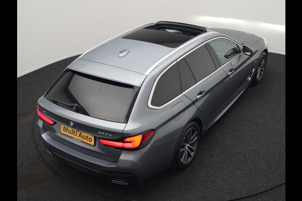 BMW 5 Serie Touring 530e xDrive M Sport Plug In Hybrid 293pk Dealer O.H. PHEV | Panodak | Head Up | Laser LED | 360 Camera | Harman & Kardon | Sfeerverlichting | Alcantara Sportstoelen Verwarmd | Keyless | Blis | Virtual | Navigatie | DAB |