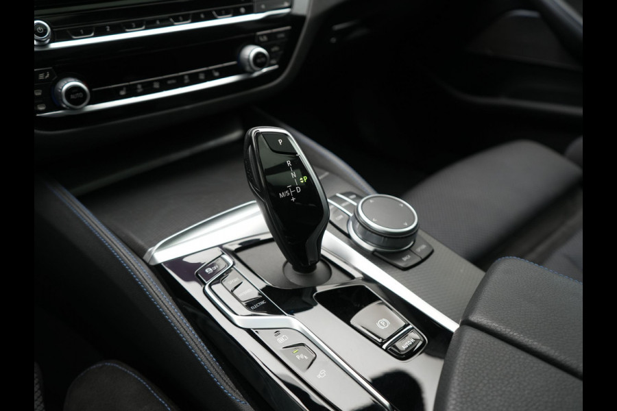 BMW 5 Serie Touring 530e xDrive M Sport Plug In Hybrid 293pk Dealer O.H. PHEV | Panodak | Head Up | Laser LED | 360 Camera | Harman & Kardon | Sfeerverlichting | Alcantara Sportstoelen Verwarmd | Keyless | Blis | Virtual | Navigatie | DAB |