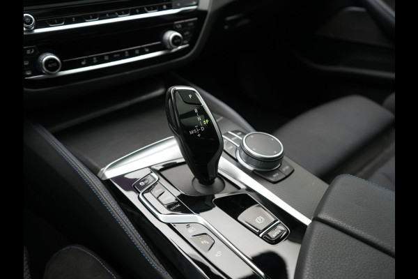 BMW 5 Serie Touring 530e xDrive M Sport Plug In Hybrid 293pk Dealer O.H. PHEV | Panodak | Head Up | Laser LED | 360 Camera | Harman & Kardon | Sfeerverlichting | Alcantara Sportstoelen Verwarmd | Keyless | Blis | Virtual | Navigatie | DAB |