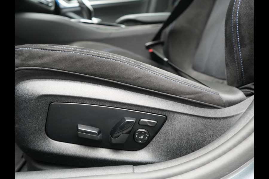 BMW 5 Serie Touring 530e xDrive M Sport Plug In Hybrid 293pk Dealer O.H. PHEV | Panodak | Head Up | Laser LED | 360 Camera | Harman & Kardon | Sfeerverlichting | Alcantara Sportstoelen Verwarmd | Keyless | Blis | Virtual | Navigatie | DAB |