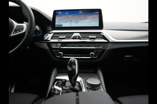 BMW 5 Serie Touring 530e xDrive M Sport Plug In Hybrid 293pk Dealer O.H. PHEV | Panodak | Head Up | Laser LED | 360 Camera | Harman & Kardon | Sfeerverlichting | Alcantara Sportstoelen Verwarmd | Keyless | Blis | Virtual | Navigatie | DAB |