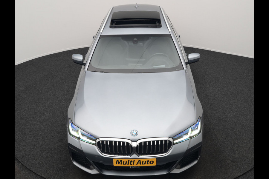 BMW 5 Serie Touring 530e xDrive M Sport Plug In Hybrid 293pk Dealer O.H. PHEV | Panodak | Head Up | Laser LED | 360 Camera | Harman & Kardon | Sfeerverlichting | Alcantara Sportstoelen Verwarmd | Keyless | Blis | Virtual | Navigatie | DAB |