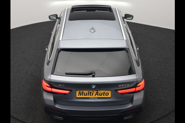 BMW 5 Serie Touring 530e xDrive M Sport Plug In Hybrid 293pk Dealer O.H. PHEV | Panodak | Head Up | Laser LED | 360 Camera | Harman & Kardon | Sfeerverlichting | Alcantara Sportstoelen Verwarmd | Keyless | Blis | Virtual | Navigatie | DAB |