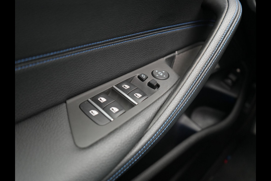 BMW 5 Serie Touring 530e xDrive M Sport Plug In Hybrid 293pk Dealer O.H. PHEV | Panodak | Head Up | Laser LED | 360 Camera | Harman & Kardon | Sfeerverlichting | Alcantara Sportstoelen Verwarmd | Keyless | Blis | Virtual | Navigatie | DAB |