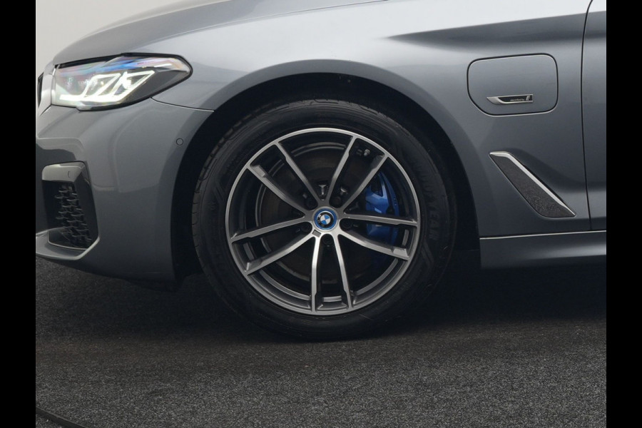 BMW 5 Serie Touring 530e xDrive M Sport Plug In Hybrid 293pk Dealer O.H. PHEV | Panodak | Head Up | Laser LED | 360 Camera | Harman & Kardon | Sfeerverlichting | Alcantara Sportstoelen Verwarmd | Keyless | Blis | Virtual | Navigatie | DAB |