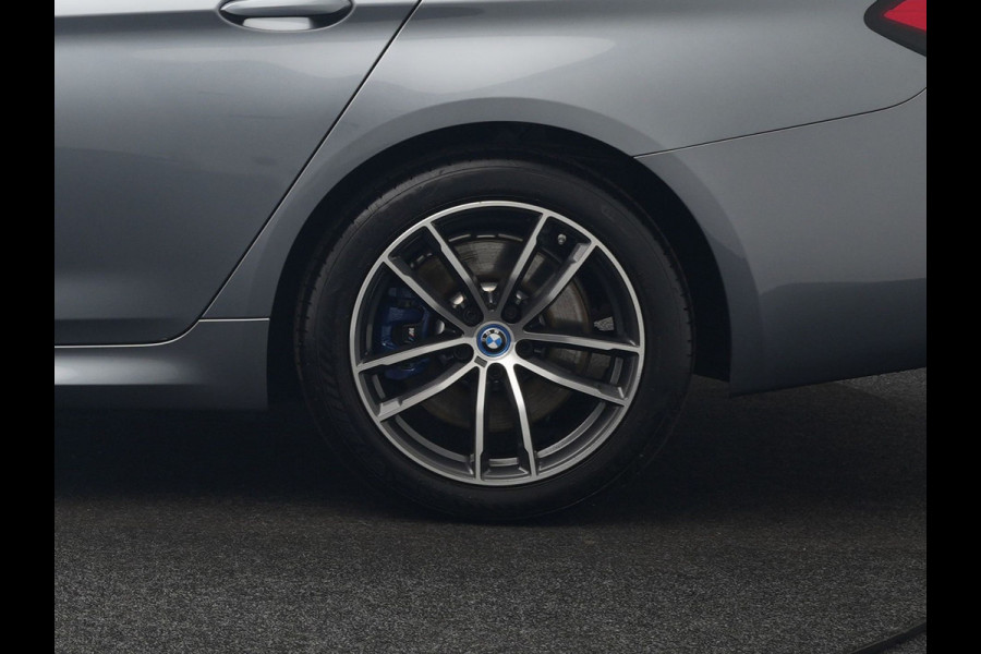 BMW 5 Serie Touring 530e xDrive M Sport Plug In Hybrid 293pk Dealer O.H. PHEV | Panodak | Head Up | Laser LED | 360 Camera | Harman & Kardon | Sfeerverlichting | Alcantara Sportstoelen Verwarmd | Keyless | Blis | Virtual | Navigatie | DAB |