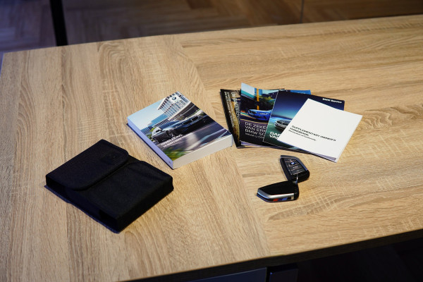 BMW 5 Serie Touring 518d High Executive M-Sport Edition | 20 inch | Panoramadak | Comfortstoelen