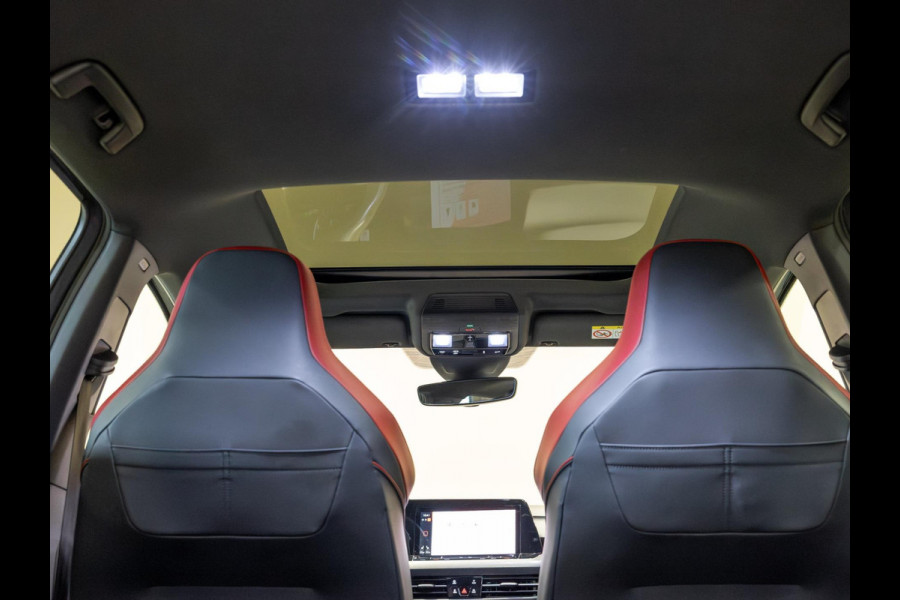 Volkswagen Golf 2.0 TSI GTI Clubsport / 300pk / Panorama dak / Harman kardon / Stuur en stoelverwarming /