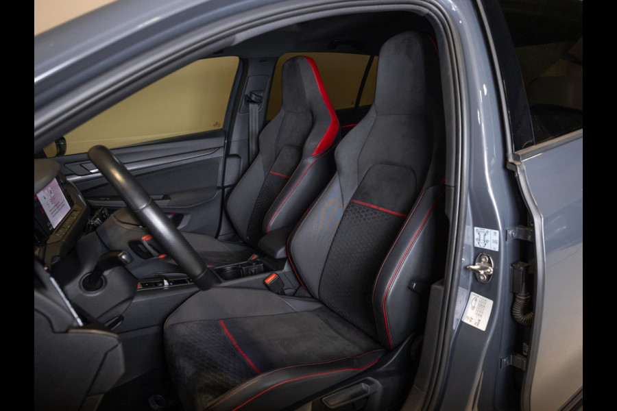 Volkswagen Golf 2.0 TSI GTI Clubsport / 300pk / Panorama dak / Harman kardon / Stuur en stoelverwarming /