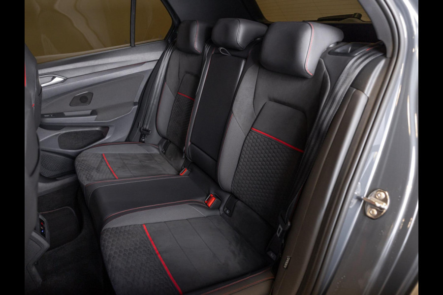 Volkswagen Golf 2.0 TSI GTI Clubsport / 300pk / Panorama dak / Harman kardon / Stuur en stoelverwarming /