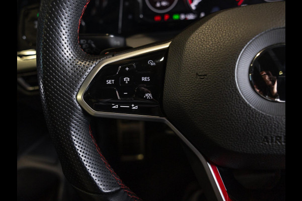 Volkswagen Golf 2.0 TSI GTI Clubsport / 300pk / Panorama dak / Harman kardon / Stuur en stoelverwarming /