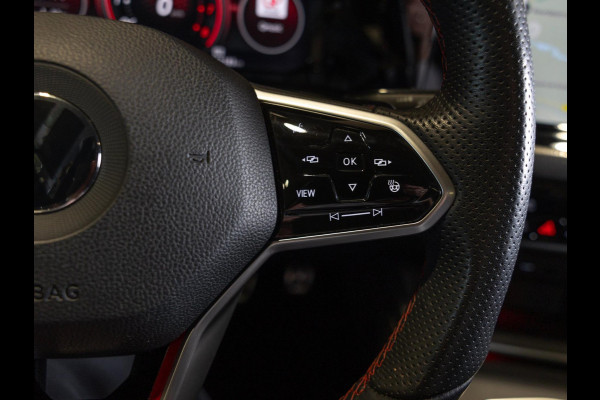 Volkswagen Golf 2.0 TSI GTI Clubsport / 300pk / Panorama dak / Harman kardon / Stuur en stoelverwarming /