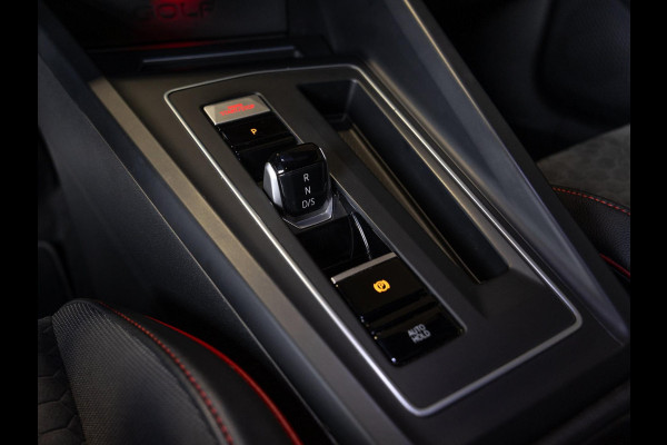 Volkswagen Golf 2.0 TSI GTI Clubsport / 300pk / Panorama dak / Harman kardon / Stuur en stoelverwarming /