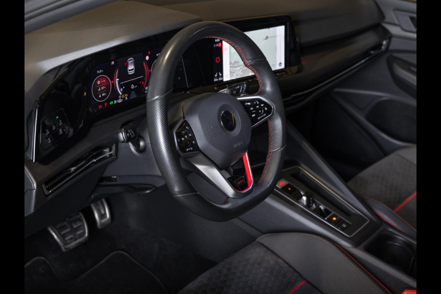 Volkswagen Golf 2.0 TSI GTI Clubsport / 300pk / Panorama dak / Harman kardon / Stuur en stoelverwarming /