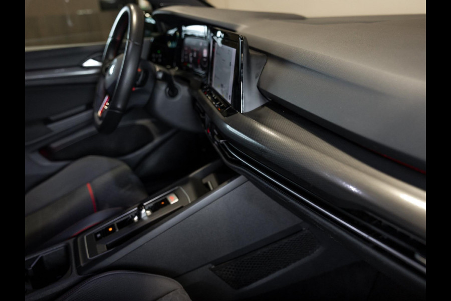 Volkswagen Golf 2.0 TSI GTI Clubsport / 300pk / Panorama dak / Harman kardon / Stuur en stoelverwarming /