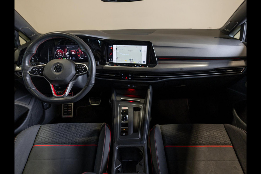 Volkswagen Golf 2.0 TSI GTI Clubsport / 300pk / Panorama dak / Harman kardon / Stuur en stoelverwarming /