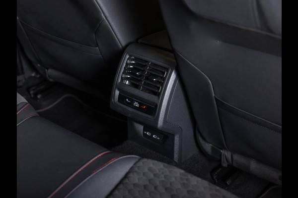 Volkswagen Golf 2.0 TSI GTI Clubsport / 300pk / Panorama dak / Harman kardon / Stuur en stoelverwarming /