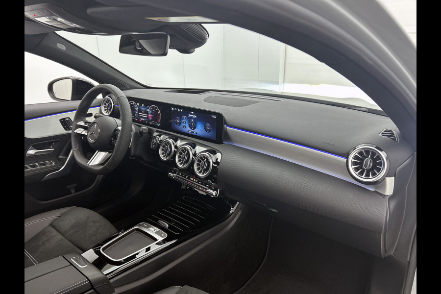 Mercedes-Benz A-Klasse 180 Business Solution AMG | AMG Line Plus pakket | Nightpakket | Smartphone-integratie | 360° camera | Head-up display | Panoramaschuifdak | 19 inch AMG velgen | Augmented Reality navigatie |