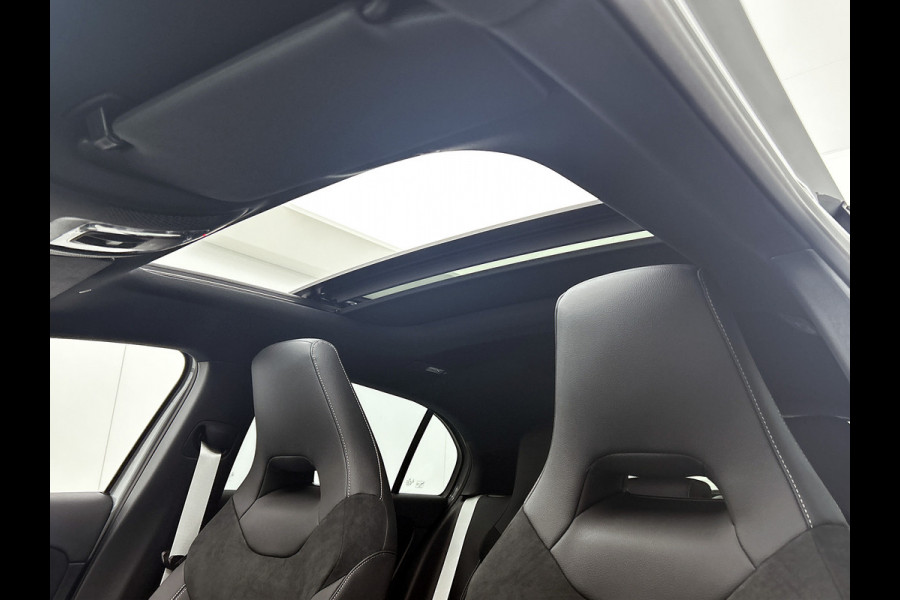 Mercedes-Benz A-Klasse 180 Business Solution AMG | AMG Line Plus pakket | Nightpakket | Smartphone-integratie | 360° camera | Head-up display | Panoramaschuifdak | 19 inch AMG velgen | Augmented Reality navigatie |