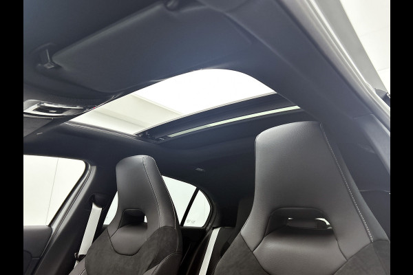 Mercedes-Benz A-Klasse 180 Business Solution AMG | AMG Line Plus pakket | Nightpakket | Smartphone-integratie | 360° camera | Head-up display | Panoramaschuifdak | 19 inch AMG velgen | Augmented Reality navigatie |