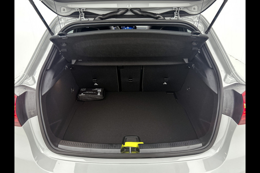 Mercedes-Benz A-Klasse 180 Business Solution AMG | AMG Line Plus pakket | Nightpakket | Smartphone-integratie | 360° camera | Head-up display | Panoramaschuifdak | 19 inch AMG velgen | Augmented Reality navigatie |