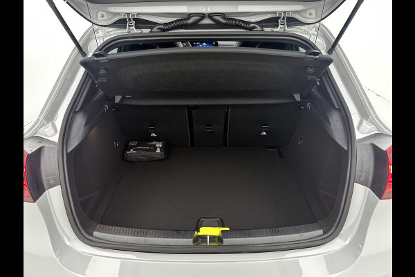 Mercedes-Benz A-Klasse 180 Business Solution AMG | AMG Line Plus pakket | Nightpakket | Smartphone-integratie | 360° camera | Head-up display | Panoramaschuifdak | 19 inch AMG velgen | Augmented Reality navigatie |