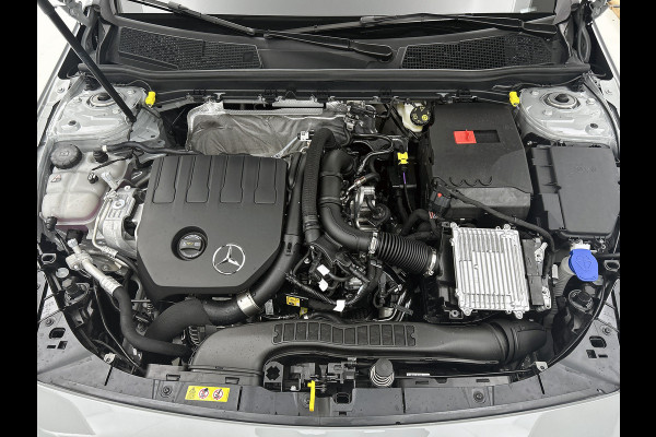 Mercedes-Benz A-Klasse 180 Business Solution AMG | AMG Line Plus pakket | Nightpakket | Smartphone-integratie | 360° camera | Head-up display | Panoramaschuifdak | 19 inch AMG velgen | Augmented Reality navigatie |