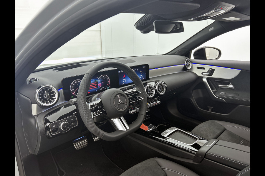 Mercedes-Benz A-Klasse 180 Business Solution AMG | AMG Line Plus pakket | Nightpakket | Smartphone-integratie | 360° camera | Head-up display | Panoramaschuifdak | 19 inch AMG velgen | Augmented Reality navigatie |