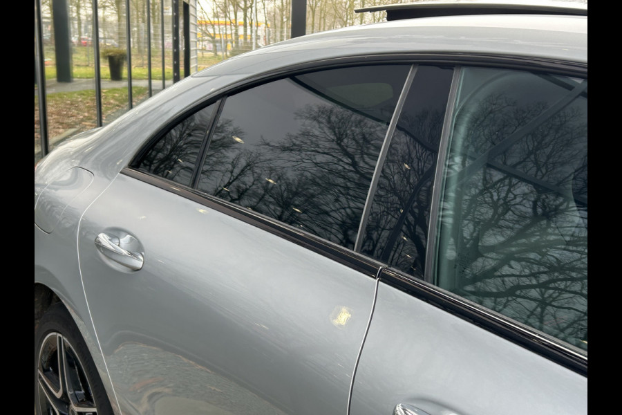 Mercedes-Benz CLA-Klasse 250e AMG // Panoramadak // Nightpakket // Sfeerverlichting // Carplay // Camera // Keyless // MultiBeam