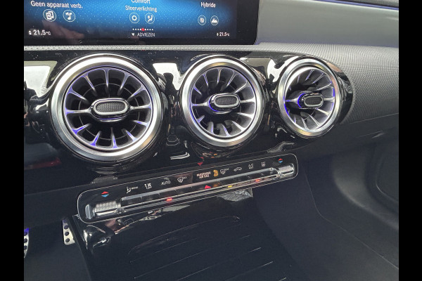 Mercedes-Benz CLA-Klasse 250e AMG // Panoramadak // Nightpakket // Sfeerverlichting // Carplay // Camera // Keyless // MultiBeam