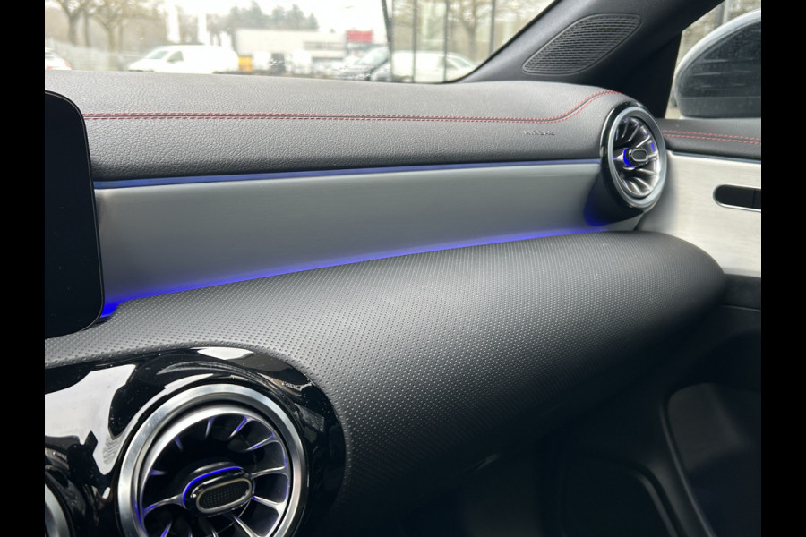 Mercedes-Benz CLA-Klasse 250e AMG // Panoramadak // Nightpakket // Sfeerverlichting // Carplay // Camera // Keyless // MultiBeam