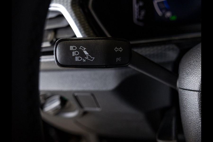 Volkswagen T-Cross 1.0 TSI 2x R-Line / 110pk / Stoelverwarming / Virtual cockpit / Automatische klimaatregeling /